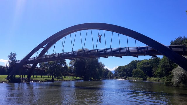 Sprung von einer Brücke in den Broyekanal. Sprung von einer Brücke in den Broyekanal.