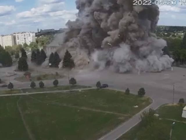 Rauch steigt nach einem Luftangriff auf das Kulturzentrum in Losowa in der Region Charkiw auf. Dieses Standbild stammt aus einem Video, das am 20. Mai 2022 veröffentlicht wurde. 