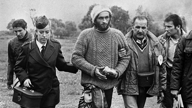 Nach dem strapaziösen Marsch durch die Anden erhält Fernando Parrado (mitte) Unterstützung von der chilenischen Polizei. Nach dem strapaziösen Marsch durch die Anden erhält Fernando Parrado (mitte) Unterstützung von der chilenischen Polizei.