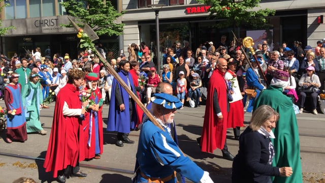 Menschen in roten Kostüme und blauen Trachten Menschen in roten Kostüme und blauen Trachten