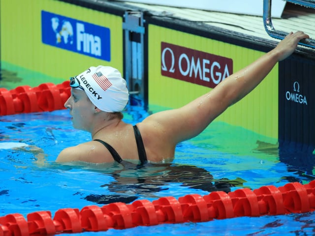 Katie Ledecky feiert einen Sieg im Wasser