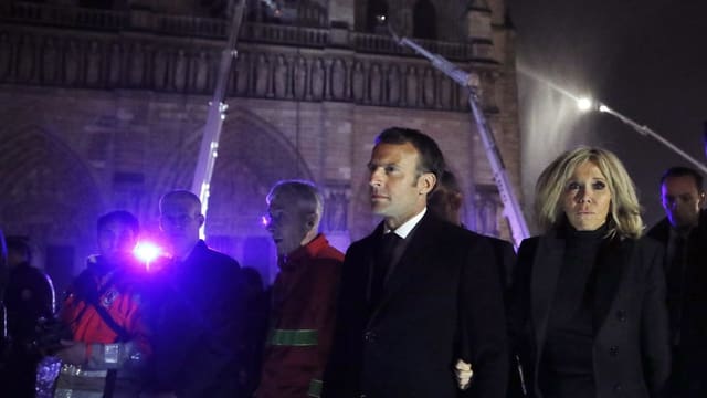 Macron mit Frau Brigitte Macron vor der Notre-Dame Macron mit Frau Brigitte Macron vor der Notre-Dame