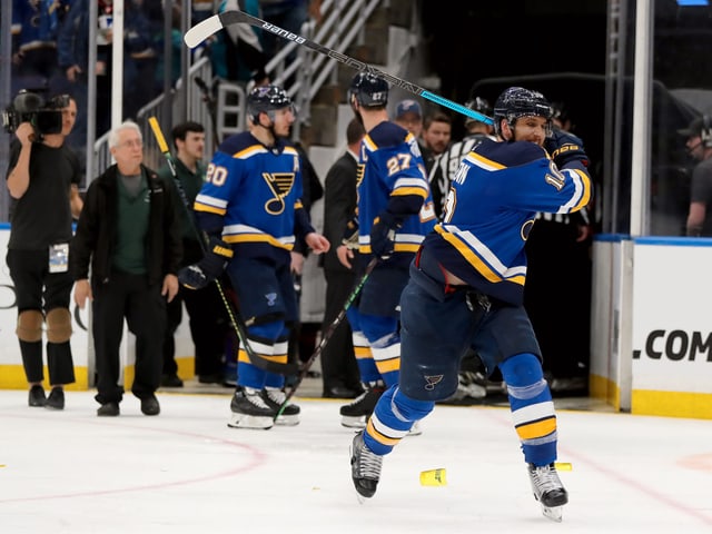Blues-Stürmer Brayden Schenn rastet aus, nachdem die Unparteiischen das 5:4 nicht anullieren. Blues-Stürmer Brayden Schenn rastet aus, nachdem die Unparteiischen das 5:4 nicht anullieren.