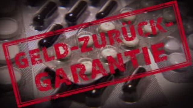 Tabletten im Hintergrund und Vordergrund Stempel "Geld-zurück-garantie" Tabletten im Hintergrund und Vordergrund Stempel "Geld-zurück-garantie"