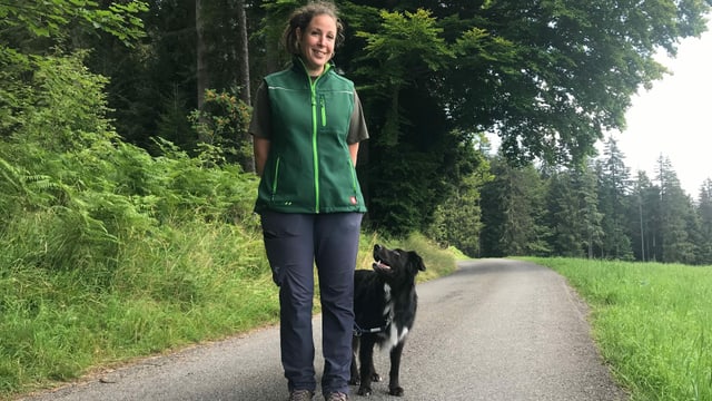 Rangerin mit Hund. Rangerin mit Hund.