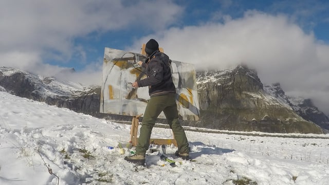 Eine Künstlerin malt im Schnee. Eine Künstlerin malt im Schnee.