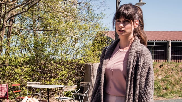 Vera Bommer in einer Strickjacke. Vera Bommer in einer Strickjacke.
