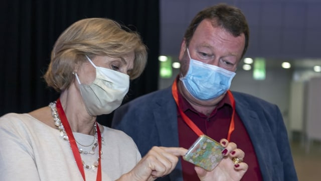 Kandidaten vor Handy Kandidaten vor Handy
