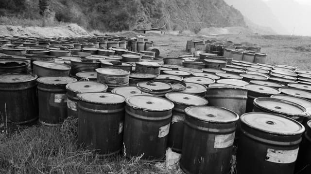 Die Giftmuelldeponie der Walliser Chemiewerke Lonza im Gamseried bei Gamsen, Kanton Wallis, aufgenommen am 30. April 1987. Die Giftmuelldeponie der Walliser Chemiewerke Lonza im Gamseried bei Gamsen, Kanton Wallis, aufgenommen am 30. April 1987.