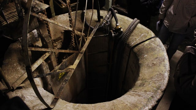 Ein Brunnenschacht mti Metallgitter. Ein Brunnenschacht mti Metallgitter.