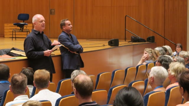 Fritz Hauser steht vorne im KKL. Fritz Hauser steht vorne im KKL.