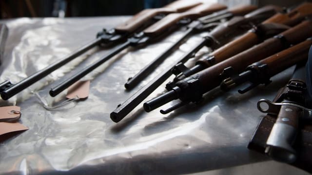 Alte Karabiner liegen auf einem Tisch. Alte Karabiner liegen auf einem Tisch.