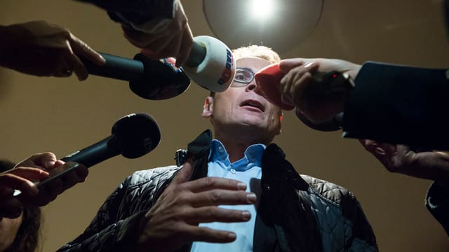 Roger Köppel vor vielen Mikrofonen. Roger Köppel vor vielen Mikrofonen.