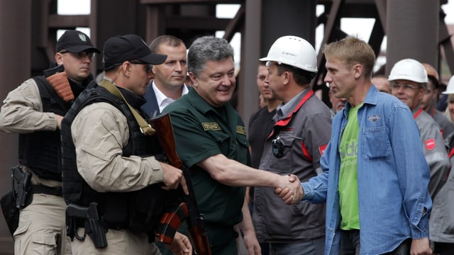 Präsident Poroschenko spricht Arbeitern in der ostukrainischen Mariupol seine Unterstützung aus. Präsident Poroschenko spricht Arbeitern in der ostukrainischen Mariupol seine Unterstützung aus.