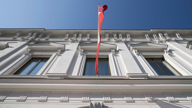 Gebäude des Bundesstrafgerichts fotografiert von unten, darauf auch eine Schweizerfahne, die über dem Eingang hängt. Gebäude des Bundesstrafgerichts fotografiert von unten, darauf auch eine Schweizerfahne, die über dem Eingang hängt.