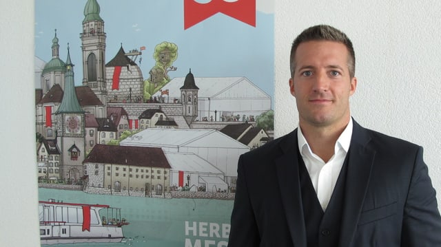Unterlerchner posiert neben einem Plakat der Heso 2014. Unterlerchner posiert neben einem Plakat der Heso 2014.