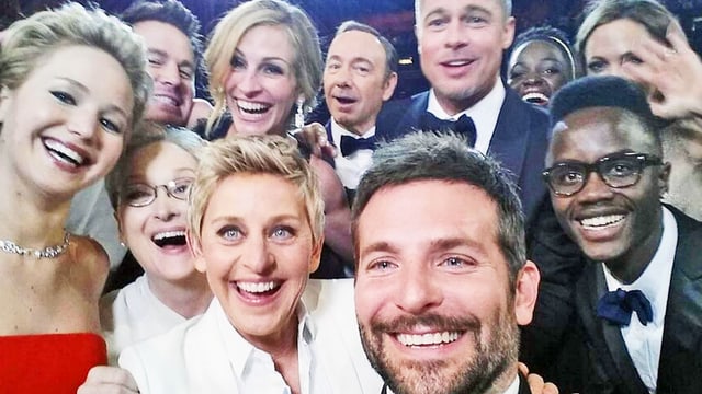 Ellen DeGeneres mit Jennifer Lawrence, Julia Roberts, Brad Pitt und vielen mehr auf einem Foto, welches Bradley Cooper macht. Ellen DeGeneres mit Jennifer Lawrence, Julia Roberts, Brad Pitt und vielen mehr auf einem Foto, welches Bradley Cooper macht.