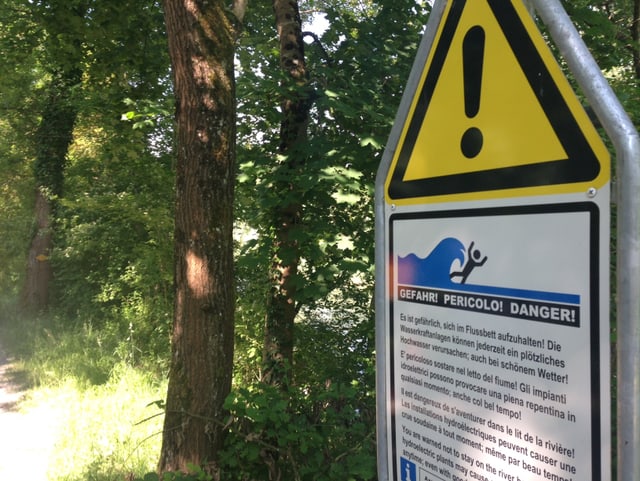 Warnschild im Wald. Warnschild im Wald.