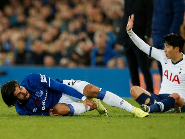 Andre Gomes liegt mit scherzverzerrtem Gesicht am Boden.