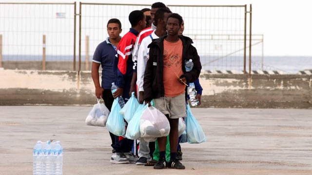 Flüchtlinge aus Afrika in einer Reihe Flüchtlinge aus Afrika in einer Reihe