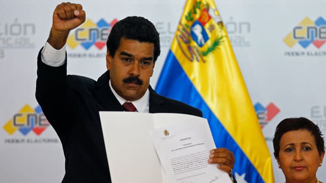 Maduro erhält das offizielle Dokument, das ihm zum designierten Präsidenten macht. Maduro erhält das offizielle Dokument, das ihm zum designierten Präsidenten macht.