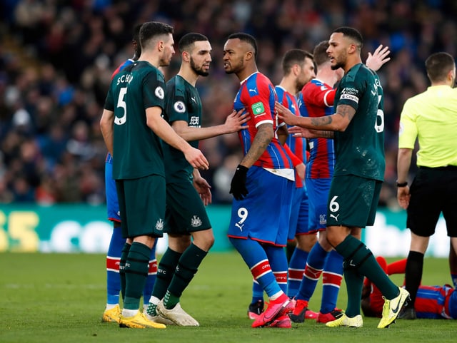 Spieler von Newcastle und Crystal Palace geraten aneinander.