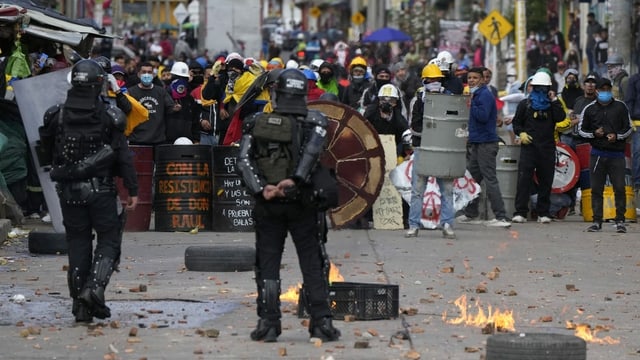 Demonstranten liefern sich Auseinandersetzungen mit Polizei. Demonstranten liefern sich Auseinandersetzungen mit Polizei.