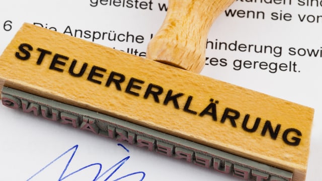 Ein Stempel mit der Aufschrift «Steuererklärung». Ein Stempel mit der Aufschrift «Steuererklärung».