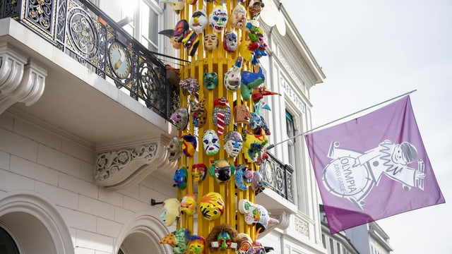 Ein Larven-Totempfahl - gestaltet von jungen Fasnächtlern im März 2021 als Ersatz für die echte Fasnacht. Ein Larven-Totempfahl - gestaltet von jungen Fasnächtlern im März 2021 als Ersatz für die echte Fasnacht.