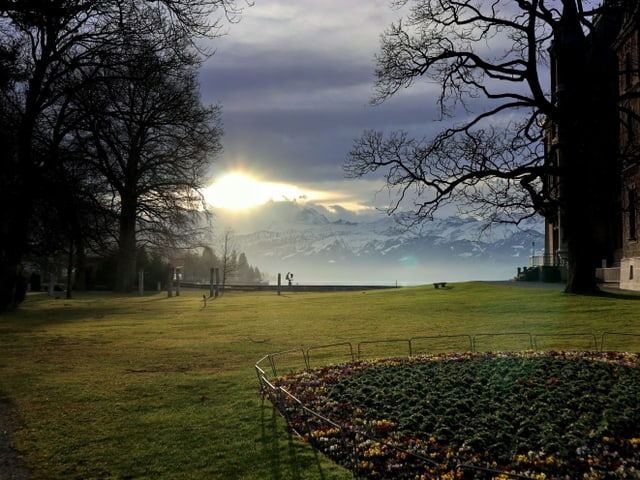 Morgenstimmung beim Schadaupark. Die Sonne drückt sich über den Alpen durch die Föhnwolken.