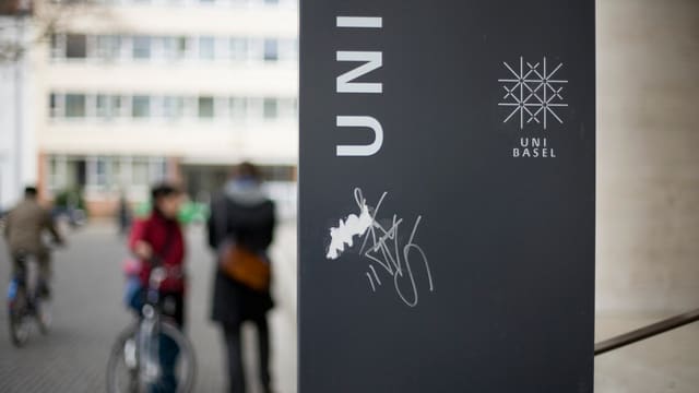 Eingangsbereich der Uni Basel. Eingangsbereich der Uni Basel.