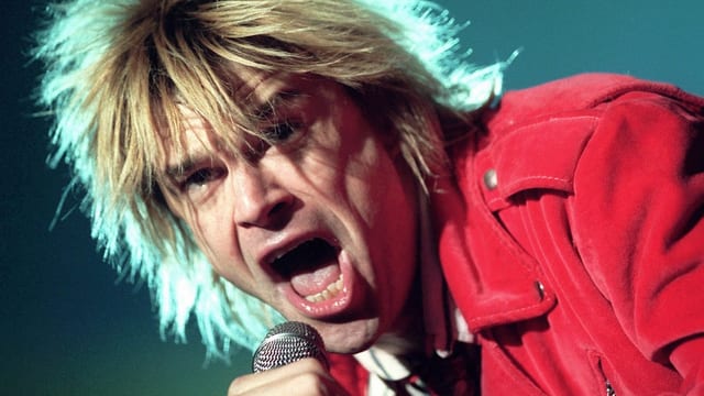Campino mit einer blonden Mähne und einer roten Jacke. Er singt. Campino mit einer blonden Mähne und einer roten Jacke. Er singt.