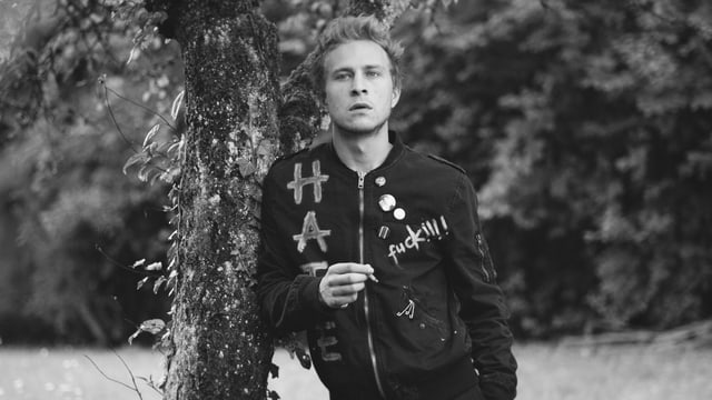 Max Hubacher als Zigarette rauchender Punk namens «KevLeChef». Max Hubacher als Zigarette rauchender Punk namens «KevLeChef».