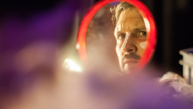 Beni kuckt in den Spiegel und betrachtet seine Gesichtsbemalung Beni kuckt in den Spiegel und betrachtet seine Gesichtsbemalung