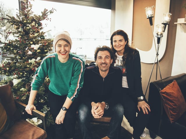 Gruppenbild mit Weltmeister, Olympiasieger und Christbaum: Fabian Cancellara bei Anic und Judith in der Glasbox.