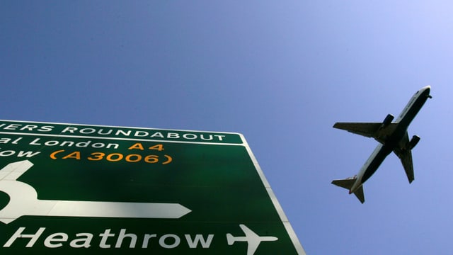 Autobahn-Tafel auf der Heathrow steht, Flugzeug in der Luft. Autobahn-Tafel auf der Heathrow steht, Flugzeug in der Luft.