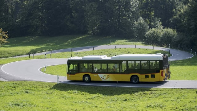 Postauto auf Strasse. Postauto auf Strasse.
