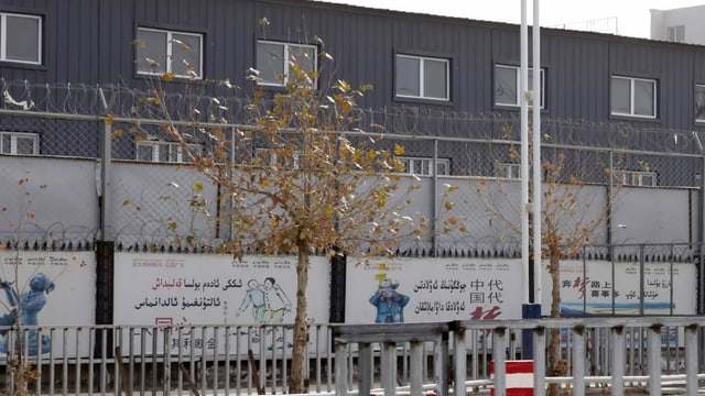 Ein «Trainingszentrum» in Xinjiang, umgeben von Stacheldraht. Ein «Trainingszentrum» in Xinjiang, umgeben von Stacheldraht.