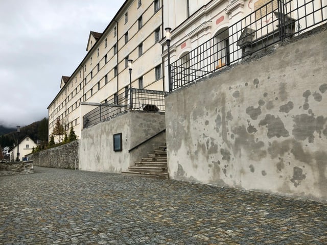 Pflastersteingasse vor einer Häuserzeile Pflastersteingasse vor einer Häuserzeile
