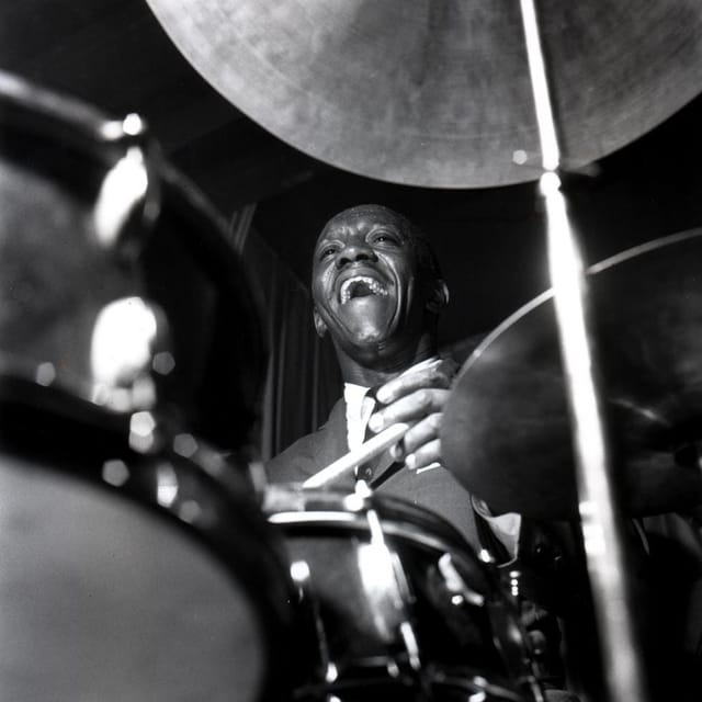 Art Blakey sitzt an einem Schlagzeug. Art Blakey sitzt an einem Schlagzeug.