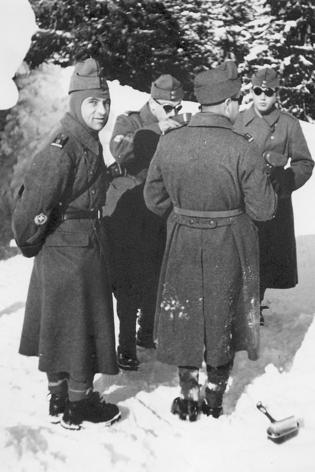 Soldaten stehen dickt eingepackt im Schnee. Soldaten stehen dickt eingepackt im Schnee.