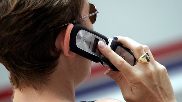 Frau mit Handy am Ohr Frau mit Handy am Ohr