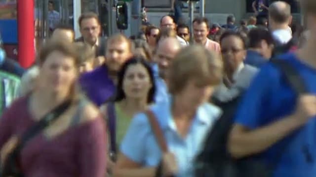 Strassenszene mit vielen vorbeieilenden Menschen. Strassenszene mit vielen vorbeieilenden Menschen.