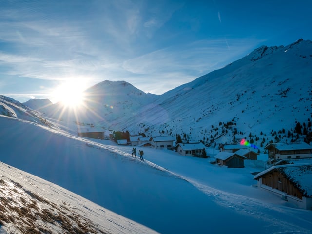 Verschneites Bergtal bei aufgehender Sonne Verschneites Bergtal bei aufgehender Sonne