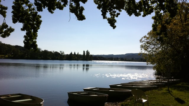 Es geht also doch. Wolkenloser Himmel am Sonntagmorgen über dem Moossee. Es geht also doch. Wolkenloser Himmel am Sonntagmorgen über dem Moossee.