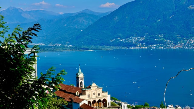 Blick über Madonna del Sasso und den Lago Maggiore Richtung Magadinoebene. Blick über Madonna del Sasso und den Lago Maggiore Richtung Magadinoebene.