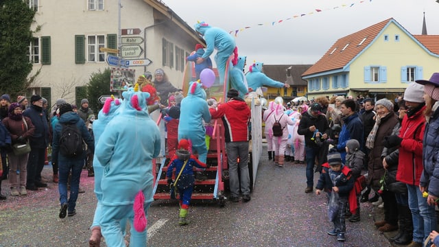 Kinder stehen an beim Wagen der Sumpffrösche um Rutschbahnfahren zu dürfen Kinder stehen an beim Wagen der Sumpffrösche um Rutschbahnfahren zu dürfen