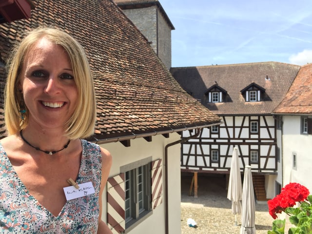 Ruth Wettstein im Innenhof