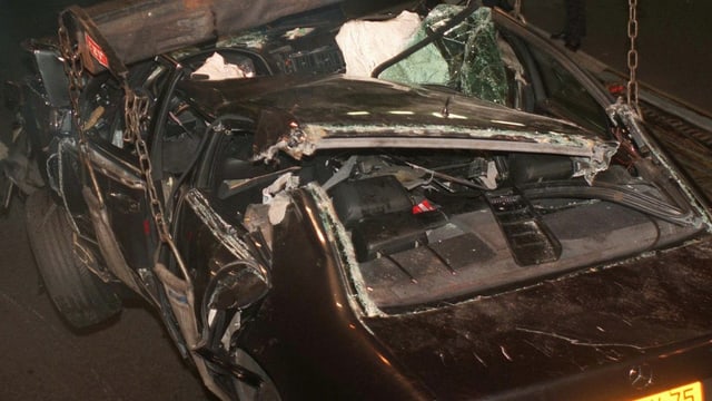 Autowrack, welches abtransportiert wird. Autowrack, welches abtransportiert wird.