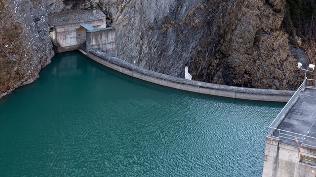Vorderster Teil eines Stausees von oben, angrenzend an die Staumauer. Vorderster Teil eines Stausees von oben, angrenzend an die Staumauer.